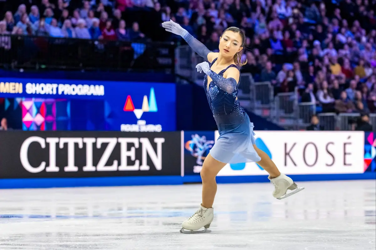 Kaori Sakamoto bei der Eiskunstlauf-WM 2026 im Kurzprogramm - das Foto zeigt die Eiskunstläuferin während des Kurzprogramms auf dem Eis - sie trägt ein blaues Eislauf-Kostüm