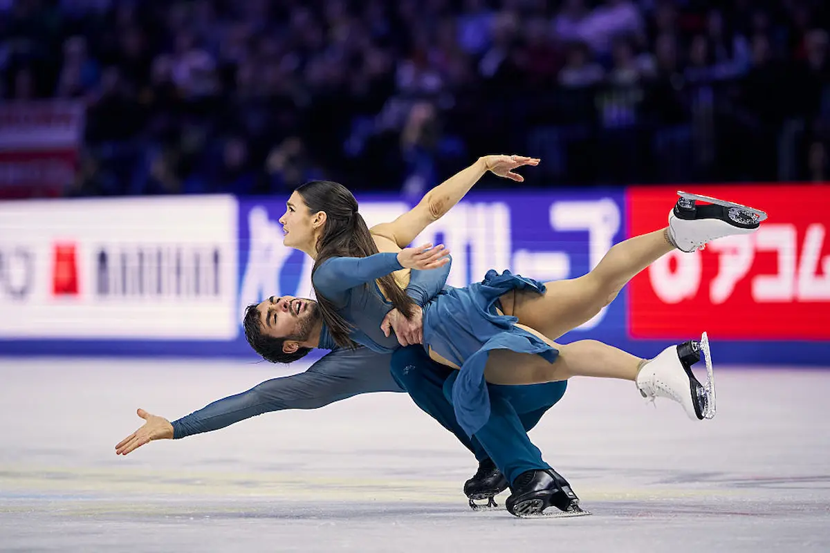 Laurence Fournier Beaudry - Guillaume Cizeron im Free Dance bei der Eiskunstlauf-WM 2026 - das Foto zeigt das Eistanz-Paar in einer schwierigen Figur während des Vortrags