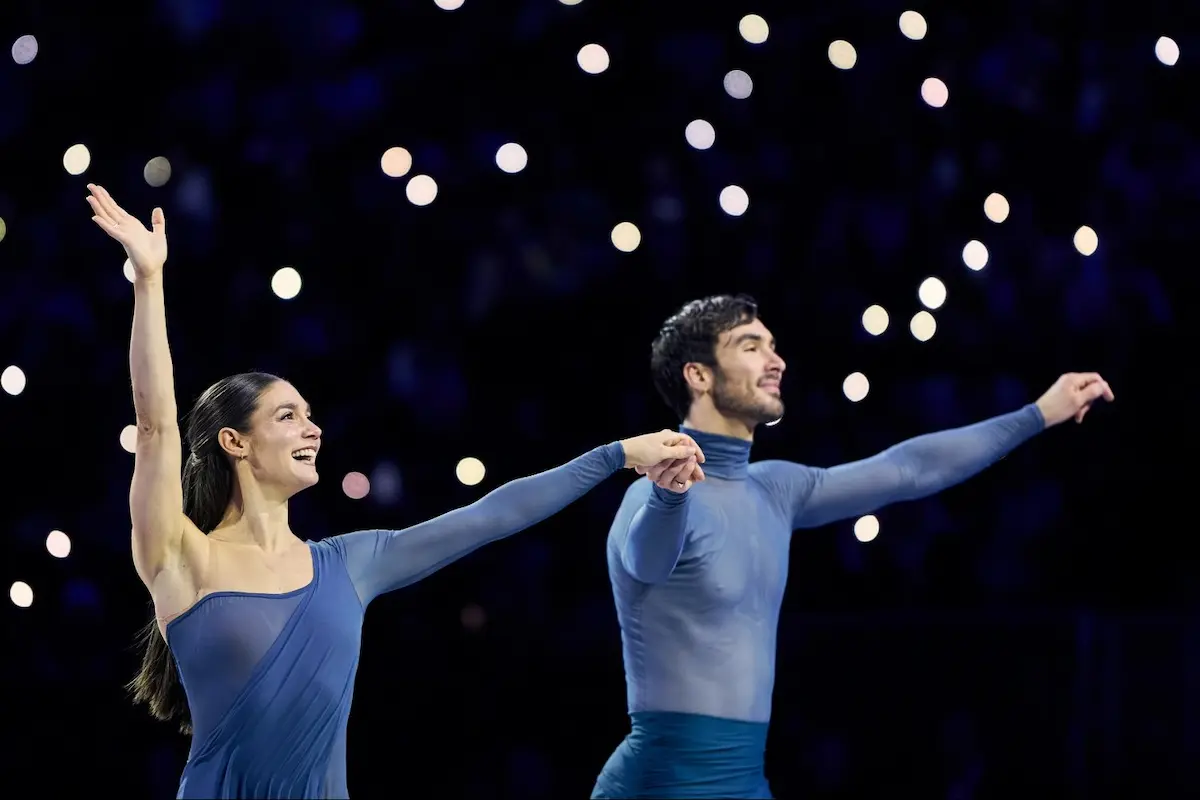 Laurence Fournier Beaudry - Guillaume Cizeron sind Eistanz-Weltmeister 2026 - das Bild zeigt das Eistanz-Paar nach dem Free Dance, während sie sich vor dem Publikum verbeugen