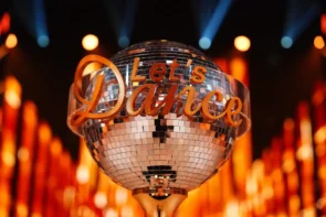 Let's dance 6. März 2026 Fakten - Punkte, Tänze und Songs - hier im Bild aus der Show der Pokal von Let’s dance aufgestellt in einem stimmungsvollen Studio-Ambiente - eine Glitzerkugel mit dem Schriftzug „Let's dance“