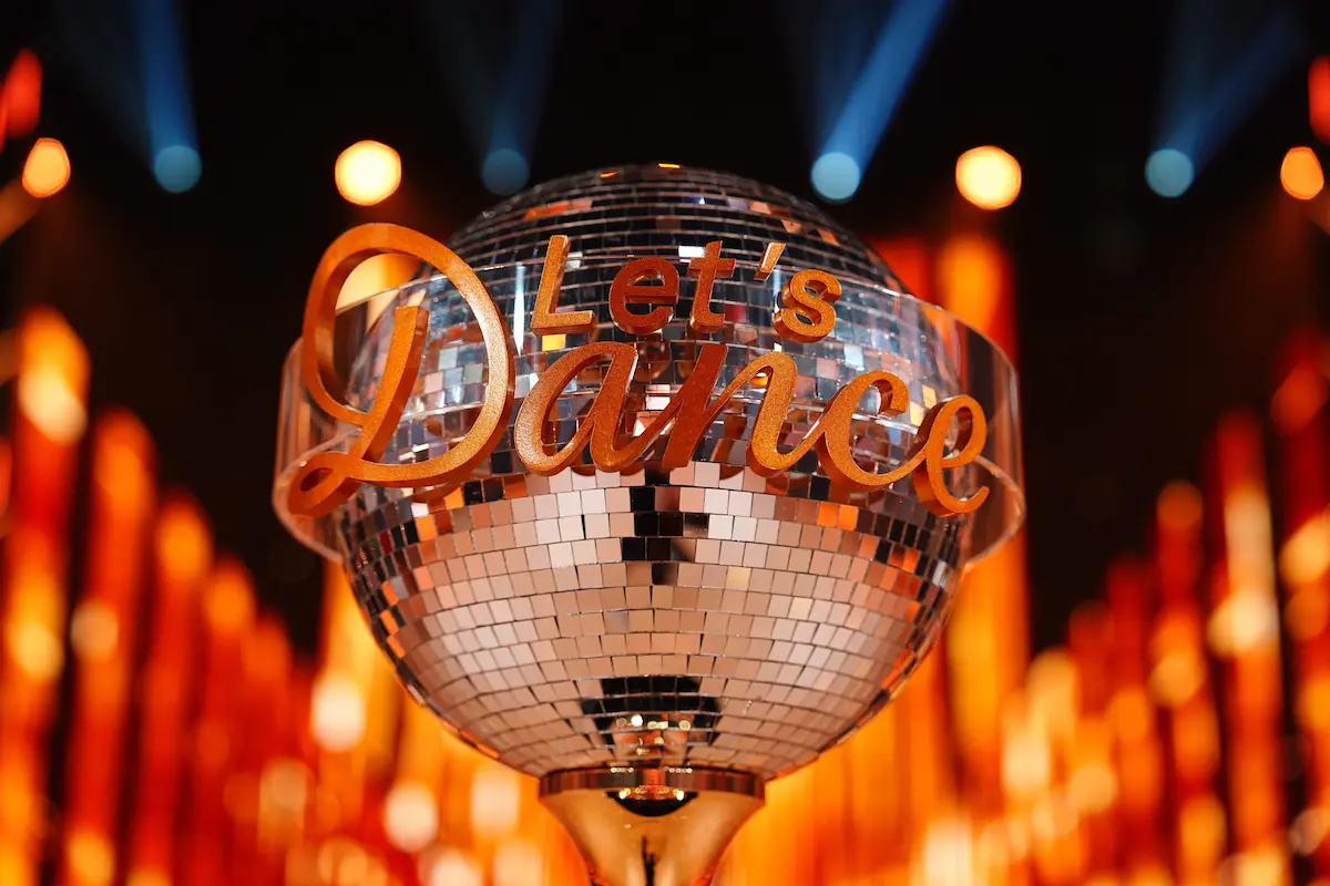 Let's dance 6. März 2026 Fakten - Punkte, Tänze und Songs - hier im Bild aus der Show der Pokal von Let’s dance aufgestellt in einem stimmungsvollen Studio-Ambiente - eine Glitzerkugel mit dem Schriftzug „Let's dance“