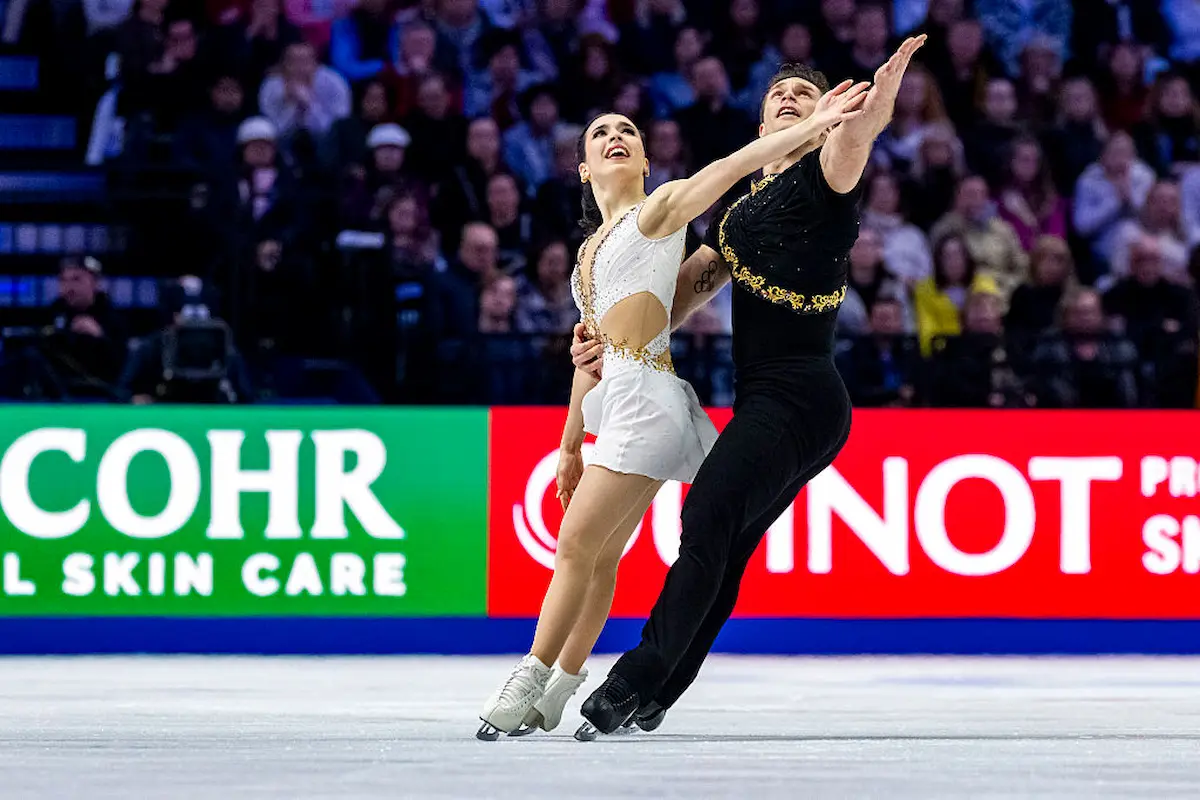 Lia Perreira und Trennt Michaud aus Kanada - Broinze-Medaille bei der Eiskunsttlauf-WM 2026 - das Bild zeigt das Paar bei ihrer Kür während einer Pose auf der Eisfläche in Prag