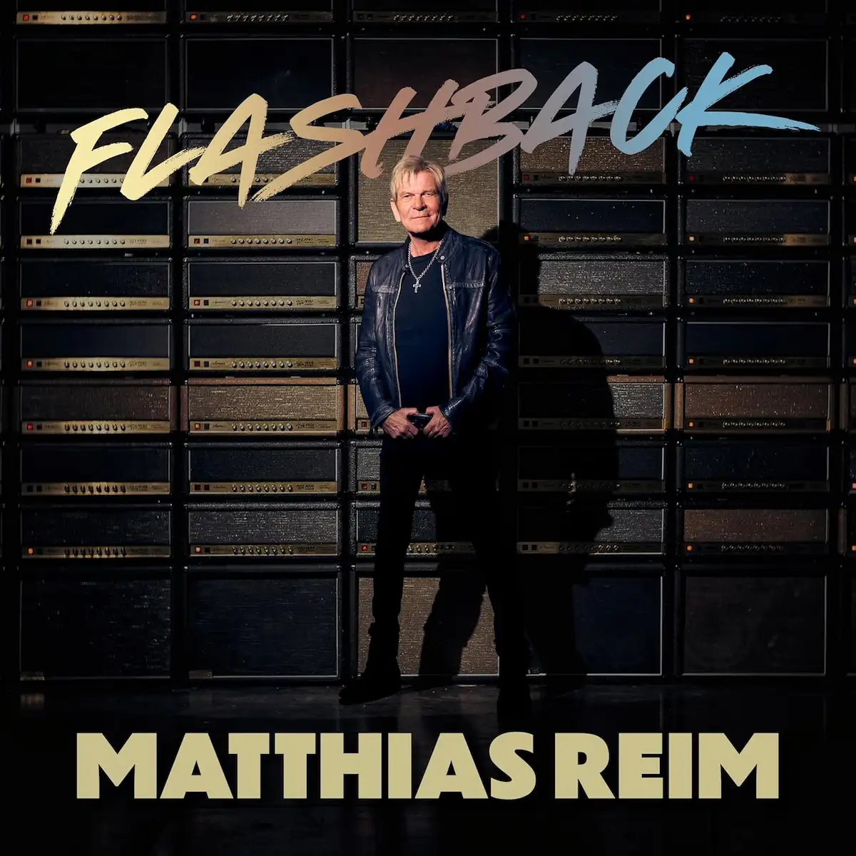 Matthias Reim CD „Flashback“ - hier im Bild das Album-Cover mit Matthias Reim vor einer Wand voller Gitarrenverstärker