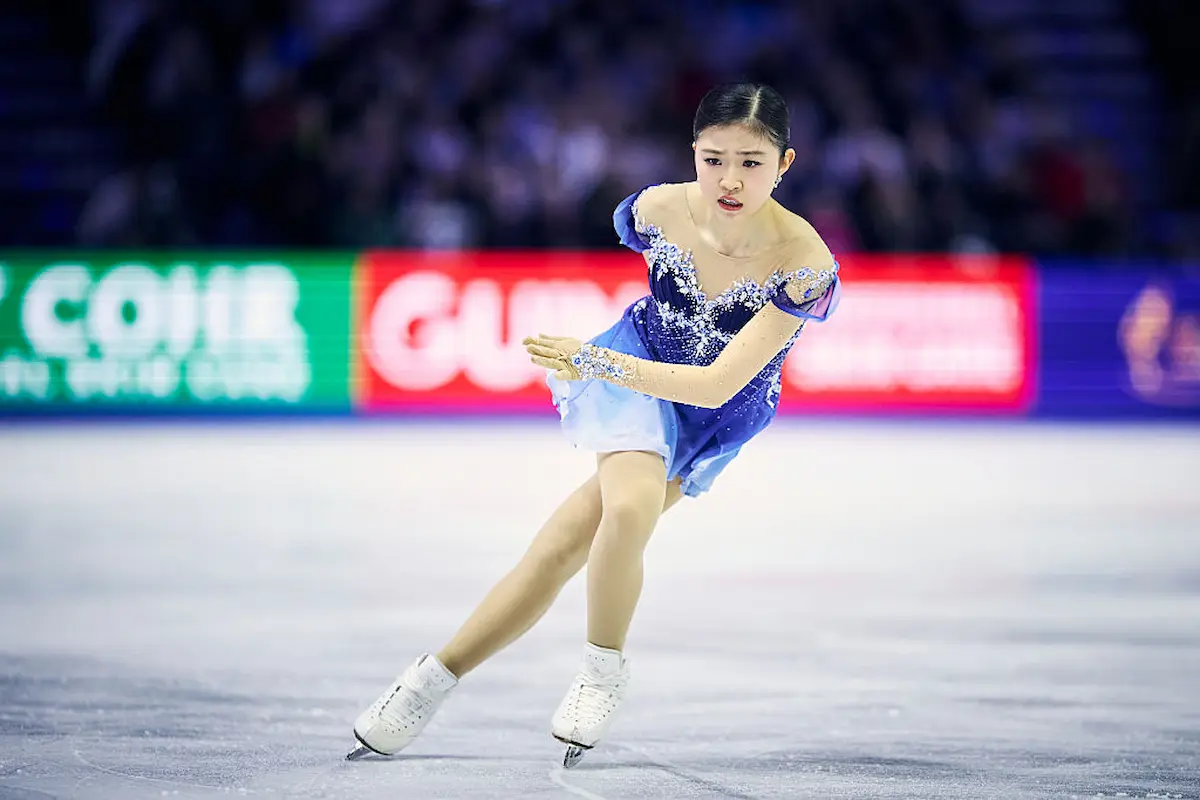 Mone Chiba - Silber-Medaille bei der Eiskunstlauf-WM 2026 - das Foto zeigt die Eiskunstläuferin konzentriert während ihrer Kür in der O2-Arena in Prag