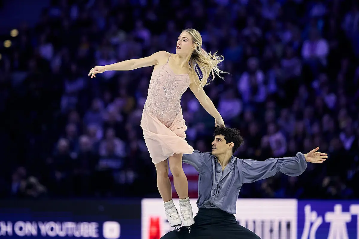 Piper Gilles und Paul Poirier gewinnen Silber im Eistanz bei der Eiskunstlauf-WM 2026 - das Foto zeigt das Eistanz-Paar während einer Figur im Free Dance bei der Piper Gilles auf dem Oberschenkel von Paul Poirier steht