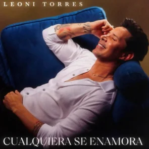 Salsa-Musik: Leoni Torres Album „Cualquiera Se Enamora“ - hier im Bild das Album-Cover - zu sehen auf dem Cover ist ein Bild von Leoni Torres, der ein weißes Hemd trägt und mit geschlossenen Augen lächelnd auf einer blauen Couch liegt