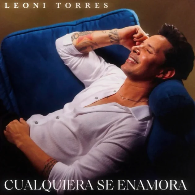 Salsa-Musik: Leoni Torres Album „Cualquiera Se Enamora“ - hier im Bild das Album-Cover - zu sehen auf dem Cover ist ein Bild von Leoni Torres, der ein weißes Hemd trägt und mit geschlossenen Augen lächelnd auf einer blauen Couch liegt