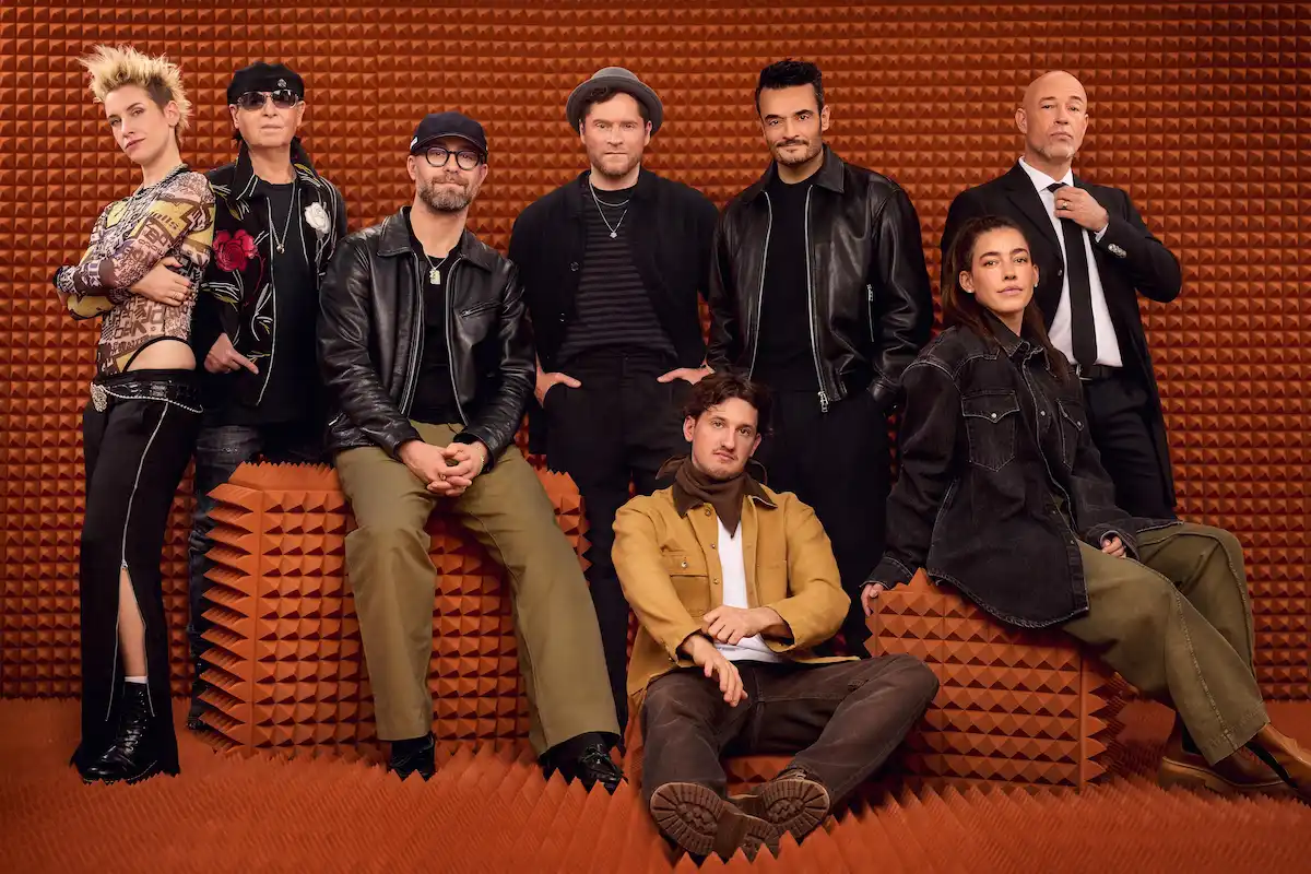 Sing meinen Song - Das Tauschkonzert 2026 - Alle Teilnehmer - hier im Bild Ina Bredehorn (Deine Cousine), Klaus Meine (Scorpions), Mark Forster, Johannes Oerding, Tream, Giovanni Zarrella, Alina Süggeler (Frida Gold) und der Graf von Unheilig - alle Künstler haben sich im Studio zu einem Gruppenbild versammelt und scheun in die Kamera