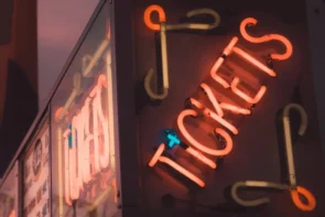 The Voice of Germany 2026 - Tickets Blind Auditions kaufen - das Foto zeigt eine Leuchtreklame mit dem Schriftzug „Tickets“ an einer Aussenfassade