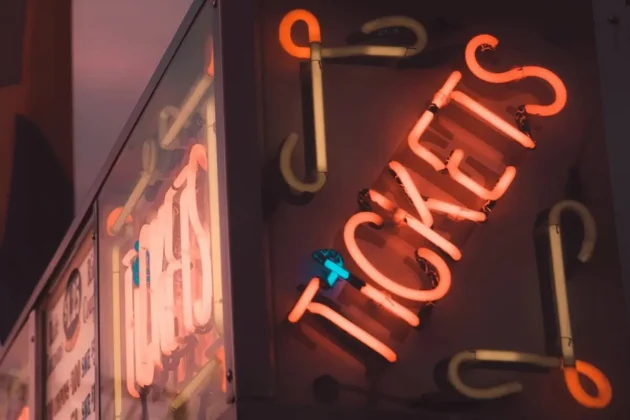 The Voice of Germany 2026 - Tickets Blind Auditions kaufen - das Foto zeigt eine Leuchtreklame mit dem Schriftzug „Tickets“ an einer Aussenfassade