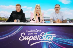 DSDS 2026 - Die besten 30 Top-Kandidaten vorgestellt - hier im Bild die Jury DSDS 2026 hinter ihrem Jury-Pult bei den Jury-Castings - Dieter Bohlen, Isi Glück und Bushido
