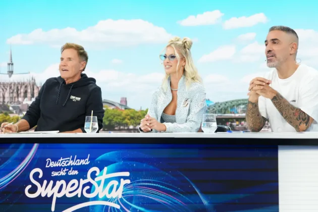 DSDS 7.4.2026 - Alle Kandidaten vorgestellt und Entscheidungen - hier im Bild die Jury mit Bushido (Anis Ferchichi), Isi Glück und Dieter Bohlen, die im Casting hinter ihrem Jury-Pult sitzt und einem Kandidaten zuhört, der gerade singt