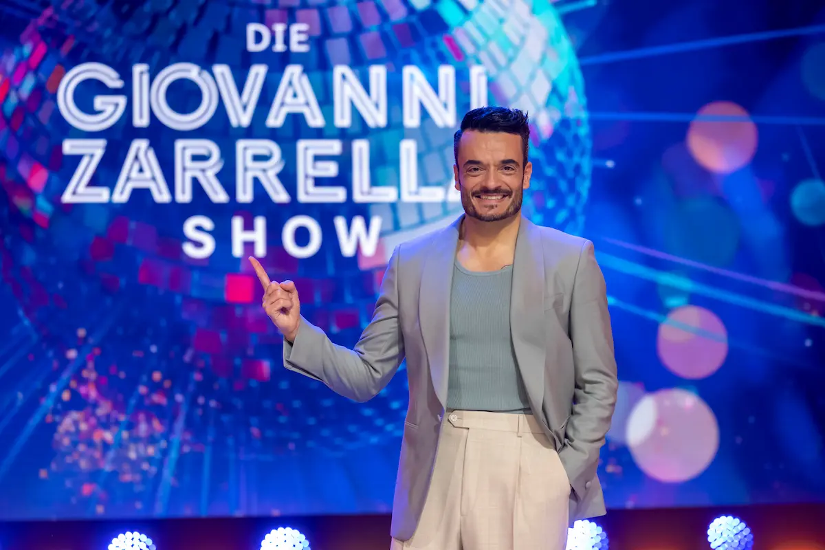 Giovanni Zarrella Show am 25.4.2026 Gäste, Fotos und Informationen - hier im Bild der Moderator Giovanni Zarrella auf der Bühne während der Show 