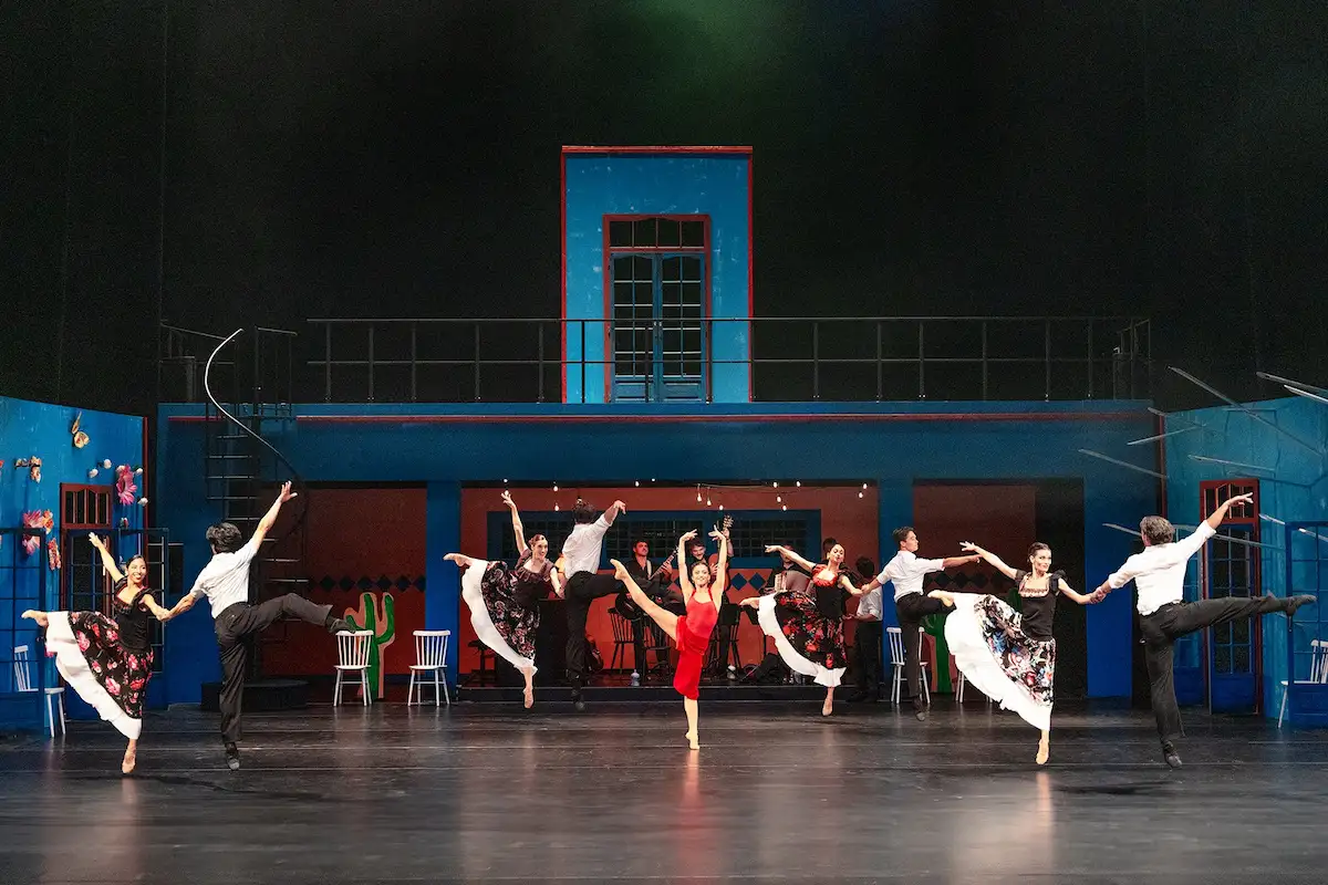 Inhalt und Musik - Viva la Vida - A Tribute to Frida Kahlo - das Foto zeigt eine Szene mit mehreren Tänzerinnen und Tänzern auf der Bühne