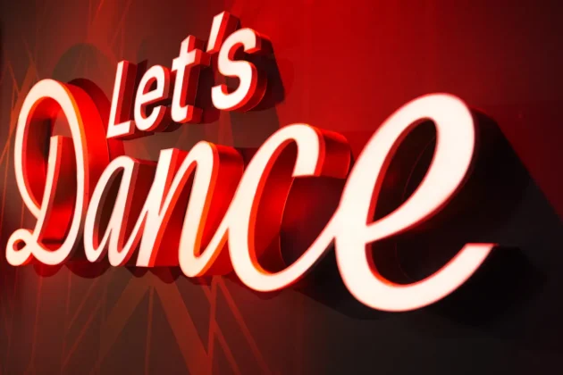 Let's dance 24.4.2026 Fakten - Tänze und Songs, Punkte - das Foto zeigt den Schriftzug „Let's dance“ in der Art einer Leuchtreklame aus dem TV-Studio, in dem die Show gedreht wird