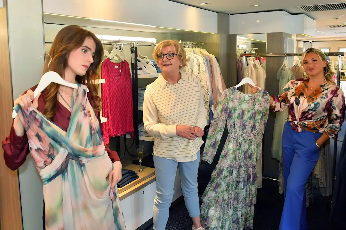 Rosa von Lobenstein als Ronja Küpper, Evelyn Burdecki als Vera und Saskia Vester als Evelyn beim Traumschiff 5.4.2026