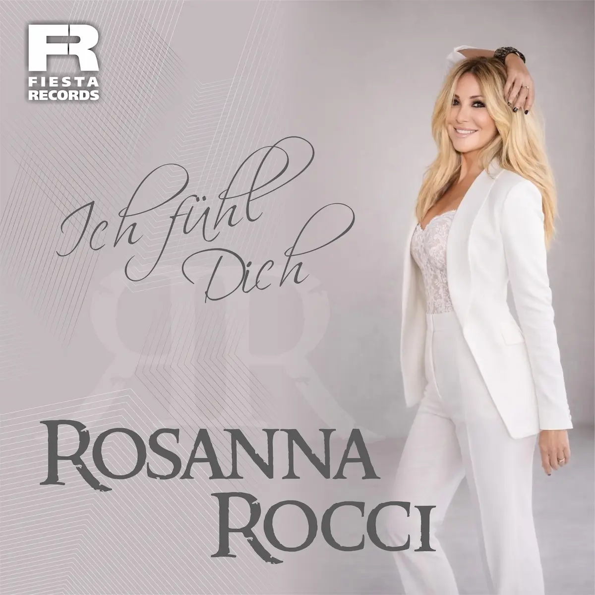 Rosanna Rocci Schlager „Ich fühl Dich“ - hier im Bild das Single-Cover mit einem Foto der Künstlerin in einem weißen Hosen-Anzug
