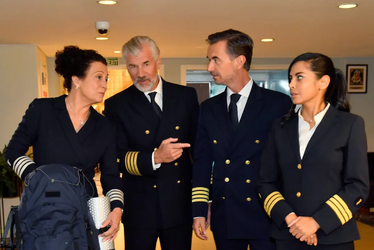 Traumschiff 5. April 2026 - Die Stammbesatzung im Gespräch, hier im Bild Hotel-Direktorin Hann Liebold (Barbara Wussow) mit Staff-Kapitän Martin Grimm (Daniel Morgenroth), Kapitän Max Parger (Florian Silbereisen) und Schiffsärztin Dr. Jessica Delgado (Collien Fernandes) - alle tragen ihre elegante, dunkle seemännische Offiziers-Uniform