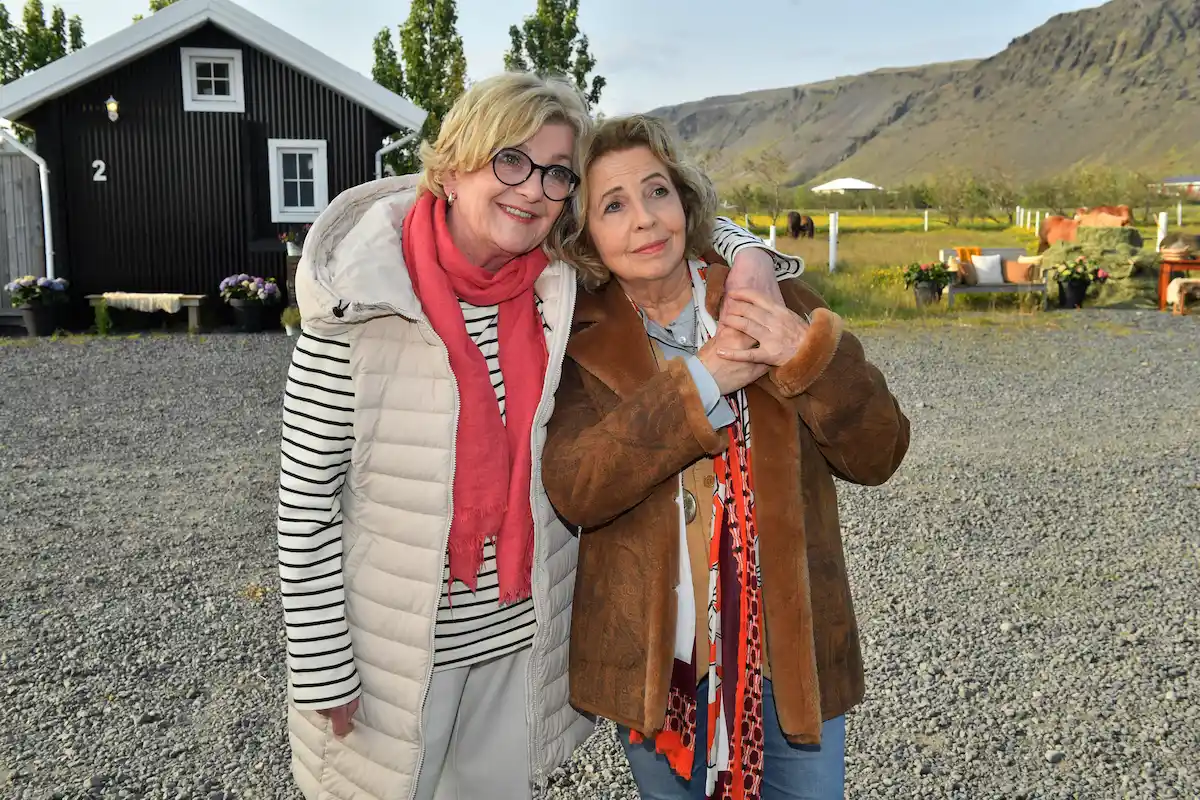 Traumschiff 5.4.2026 - Evelyn Küpper (Saskia Vester) und Toni Meissner (Michaela May) auf Island