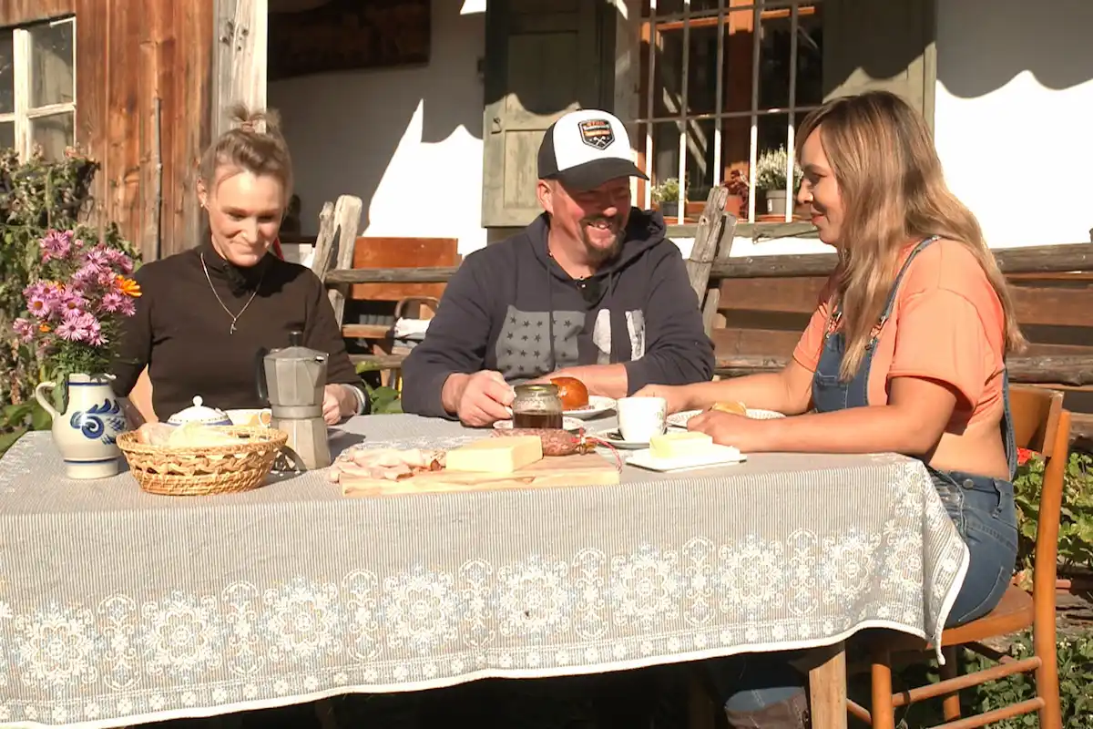 Andreas mit Katarina und Jasmin beim gemeisamen Frühstück - Bauer sucht Frau 25.5.2026