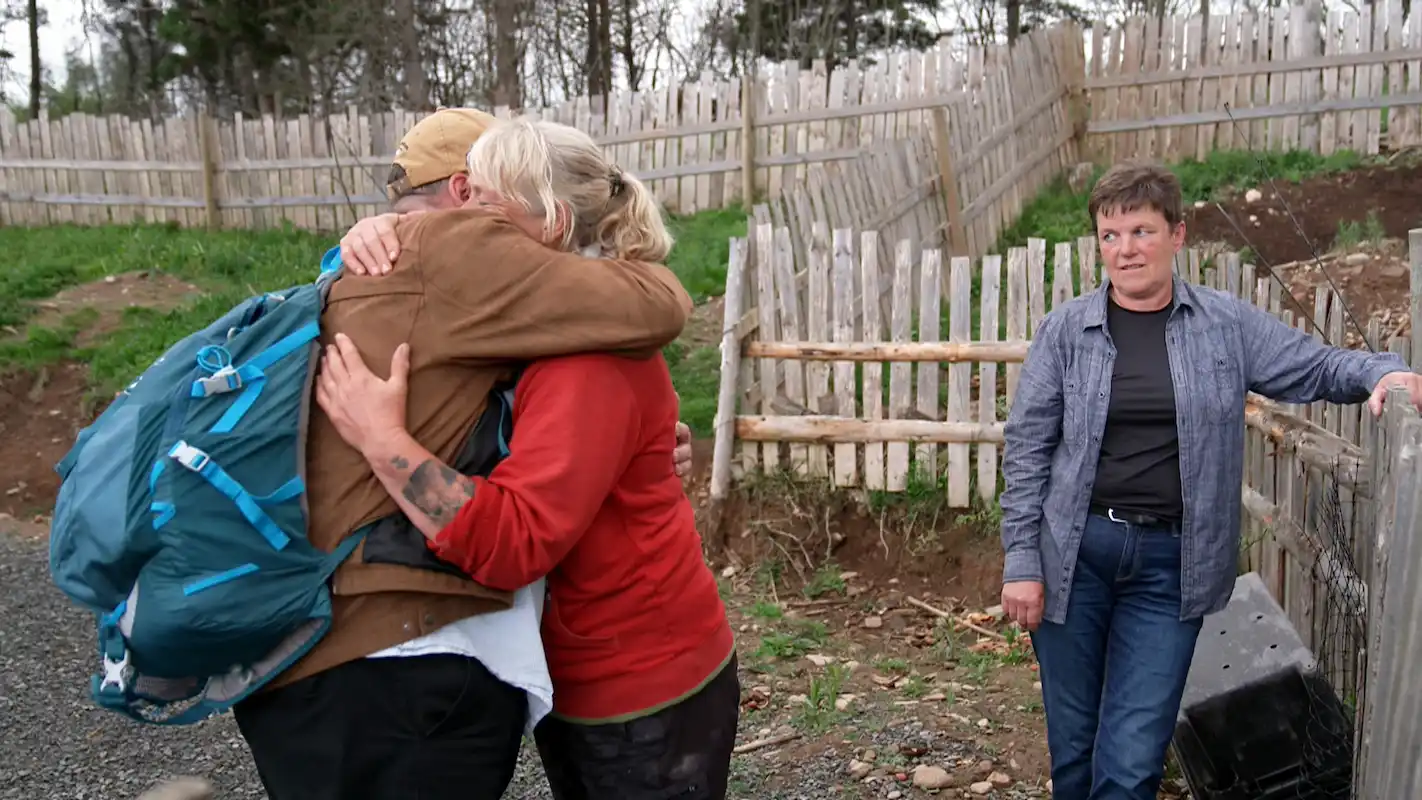 Annette beim Abschied von Silvio, im Hintergrund Andrea