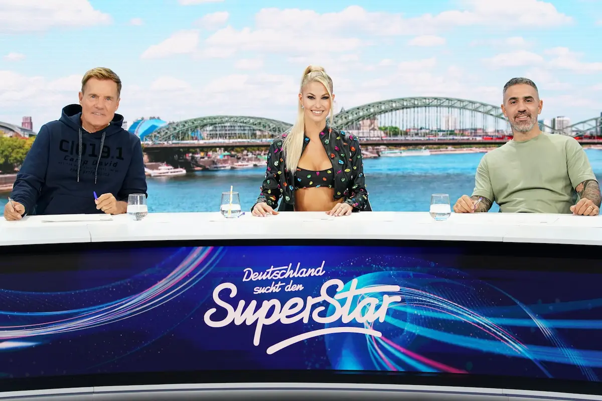 DSDS-Jury 2027 erneut mit Dieter Bohlen, Isi Glück und Bushido - im Bild zu sehen sind die drei Juroren hinter einem Jury-Pult sitzend - das Foto stammt aus den Jury-Castings der letzten Staffel
