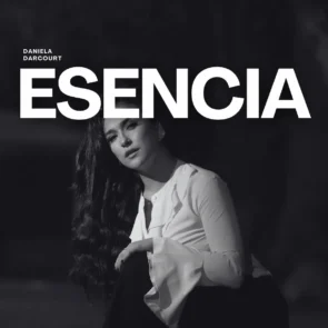 Daniela Darcourt - Salsa-Album „Esencia“ - Album-Cover - auf dem Cover zu sehen ist die Künstlerin in einer weißen Bluse - das Cover ist in Schwarz-Weiß gehalten