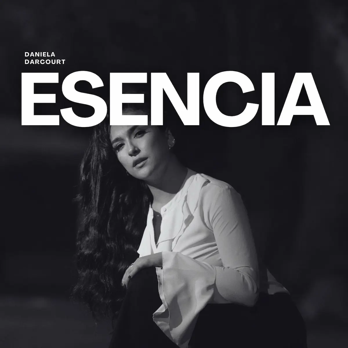 Daniela Darcourt - Salsa-Album „Esencia“ - Album-Cover - auf dem Cover zu sehen ist die Künstlerin in einer weißen Bluse - das Cover ist in Schwarz-Weiß gehalten
