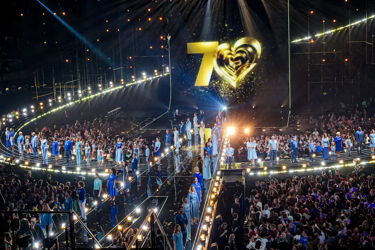 Erstes ESC-Halbfinale 12.5.2026 - Eröffnung der Show mit Vicky Leandros und einem Chor mit 70 Mitgliedern, die gemeinsam das Lied „L’amour est bleu“ singen (das Foto stammt aus einer Probe für die Show)