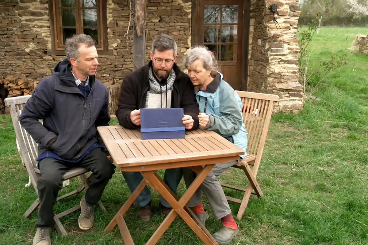 Jakob bei Bauer sucht Frau am 18.5.2026 - hier im Bild Jakob mit seinen Eltern beim Lesen der Liebespost