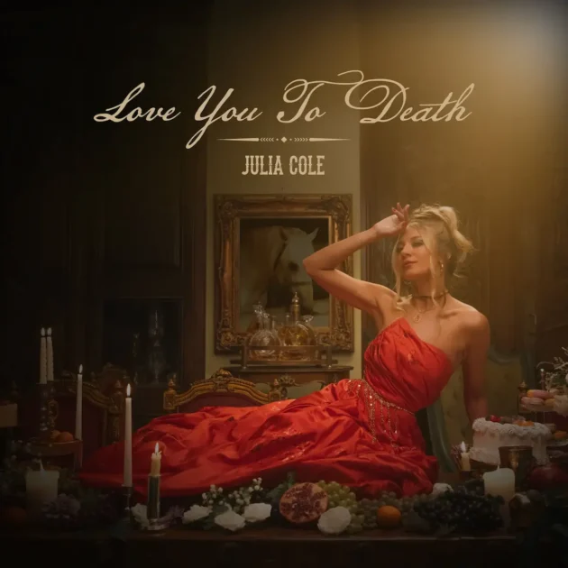 Country-Musik: Julia Cole Album „Love You To Death“ - voller Elan - hier im Bild das Album-Cover mit der Künstlerin im Mittepunkt. Sie trägt ein rotes Kleid. Das Foto zeigt eine Szene aus dem Video vom Titel-Song.