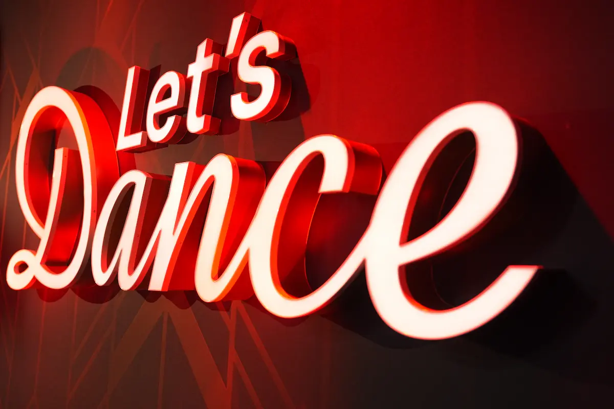 Let's dance 22.5.2026 Fakten - Punkte, Tänze und Songs - das Foto zeigt das Logo der Sendung, den Schriftzug "Let's dance", der in Art einer Leuchtreklame Teil der ständigen Studio-Kulisse ist