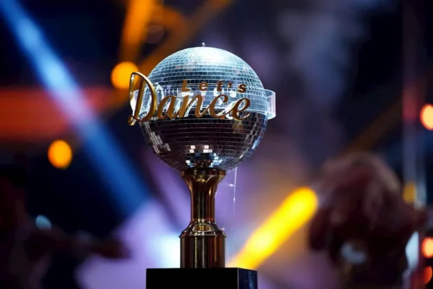 Let’s Dance 29.5.2026 Finale: Wer wird Sieger-Gewinner? Alle Fakten - Punkte, Tänze, Songs - hier im Bild der Sieger-Pokal von Let's Dance angeleuchtet im stimmungsvollen Studio-Ambiente