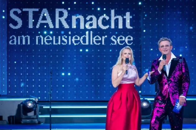 Starnacht am Neusiedler See 30.5.2026 Gäste in MDR und ORF - hier ein Archivbild von der Seebühne Mörbisch mit den Moderatoren Barbara Schöneberger und Hans Sigl