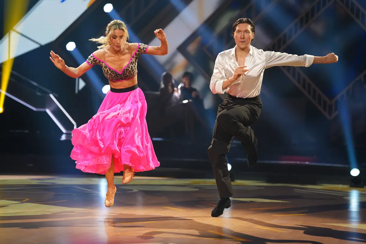 Tanz des Abends bei Let's dance am 22. Mai 2026 - Anna-Carina Woitschack und Evgeny Vinokurov im Impro Dance in dem Moment, als die Musik langsamer wird für den Wechsel des Tanzes