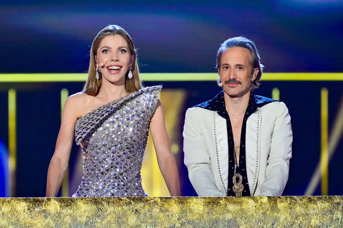 Victoria Swarovski und Michael Ostrowski im Outfit für die Ergebnis-Verkündung im ESC-Finale 16.5.2026 - das Foto stammt aus einer Probe für die Show