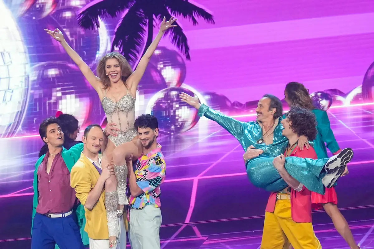 Victoria Swarovski und Michael Ostrowski mit Tänzern beim ESC am 14.5.2026 - das Foto stammt aus einer Probe für die Show