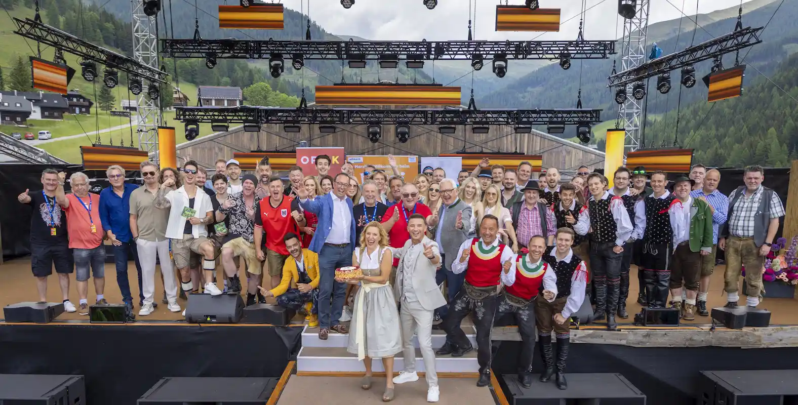 Alle Gäste „Wenn die Musi spielt“ 20.6.2026 auf der Bühne in St. Oswald (Bad Kleinkirchheim) vor dem Panorama der Nockberge in Kärnten