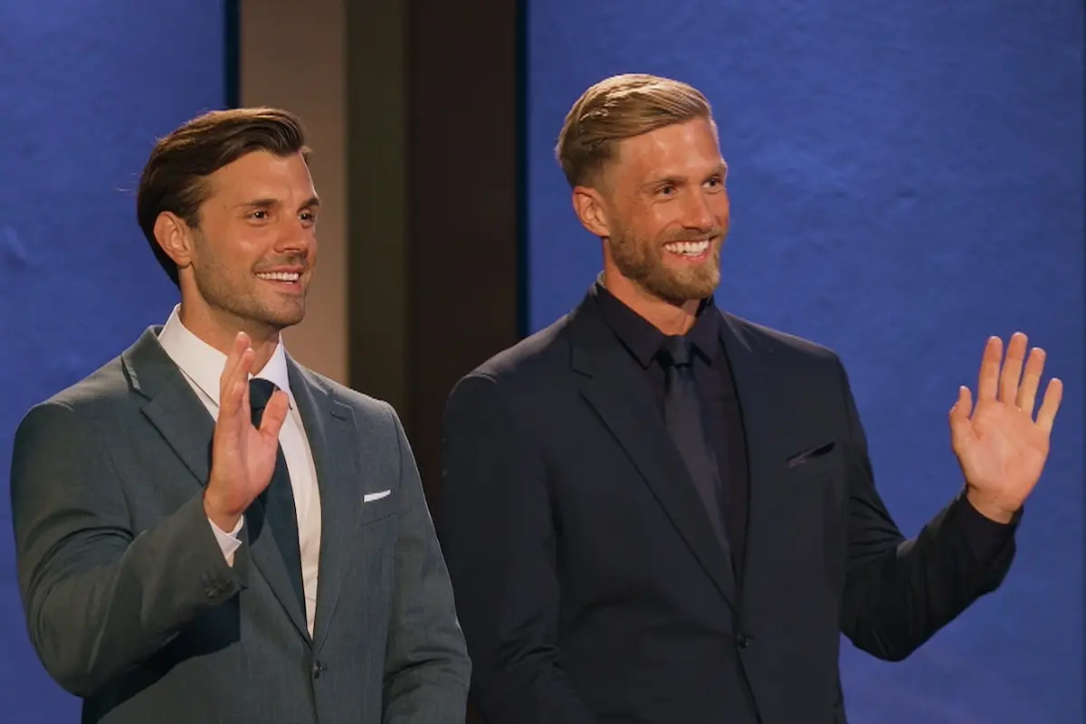 Bachelor 10.6.2026: Erste Folge - Kennenlernen und die ersten Rosen - hier im Bild die Bachelors Tim und Sebastian beim Defilee in der ersten Nacht der Rosen