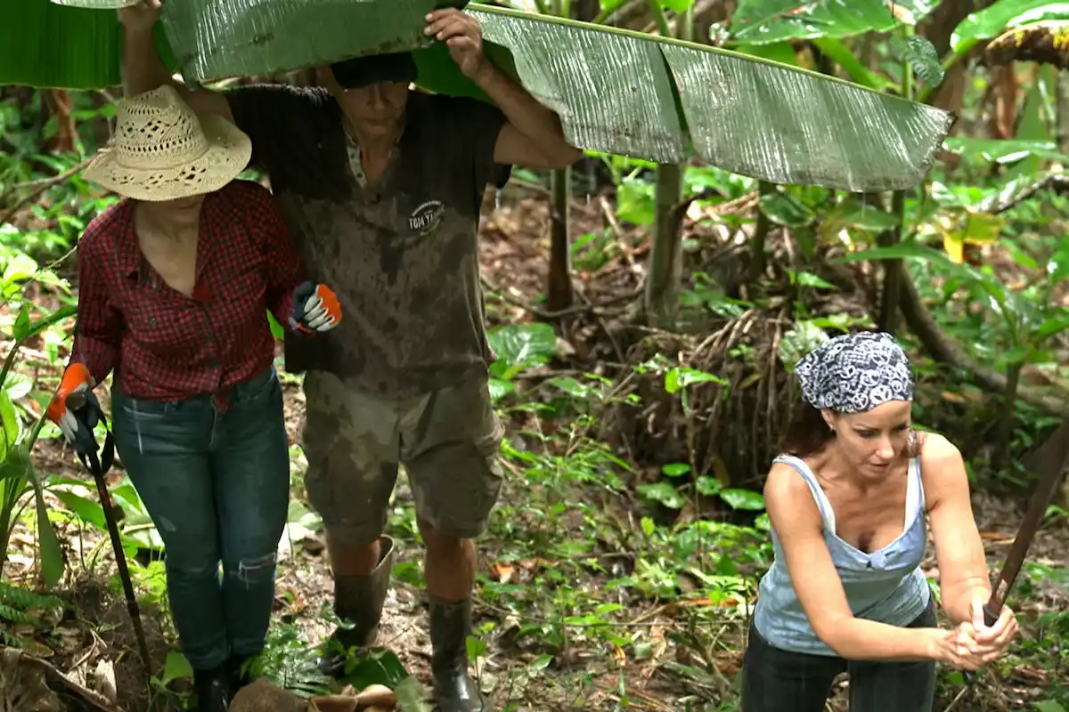 Belina vorn kniend, Mathias mit Mirian hinten unter dem Bananenblatt - Bauer sucht Frau 2.6.2026
