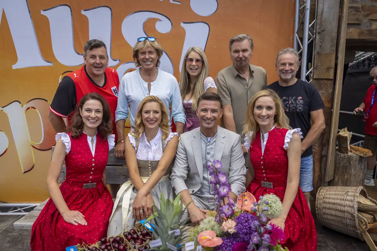 Einige Künstler von Wenn die Musi spielt - Sommer Open Air 2026 - hier im Bild umrahmen Marc Pircher, Hansi Hinterseer, Simone, Nik P., Gottfried Würcher von den „Nockis“ sowie Sigrid & Marina die Moderatoren Stefanie Hertel und Marco Ventre