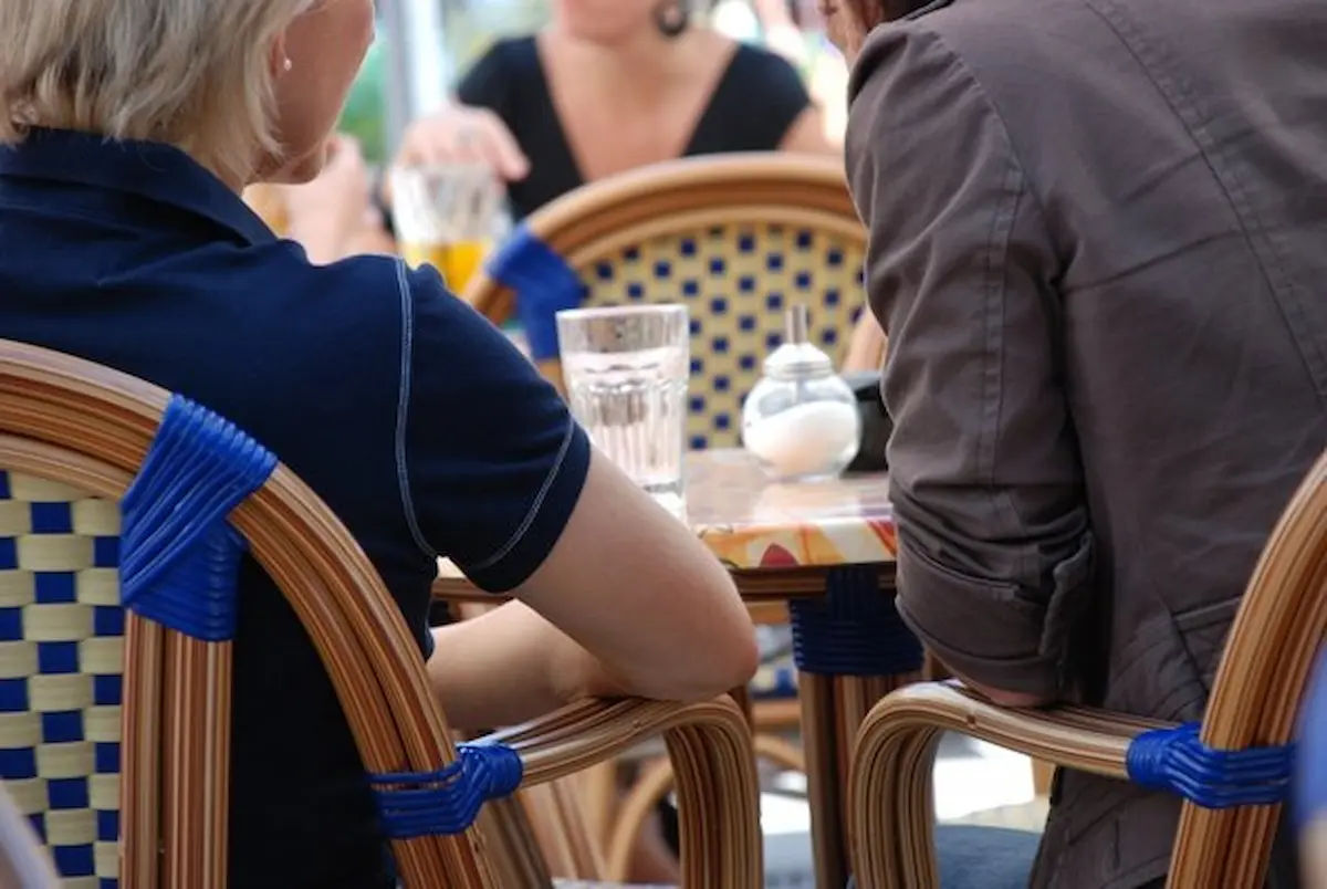 Erstes Date im Café