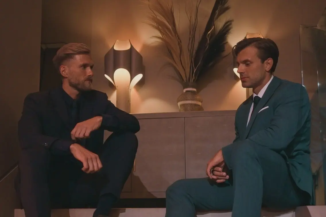Nacht der Rosen Bachelor 11.6.2026 - Sebastian und Tim beraten sich vor der letzten Rose