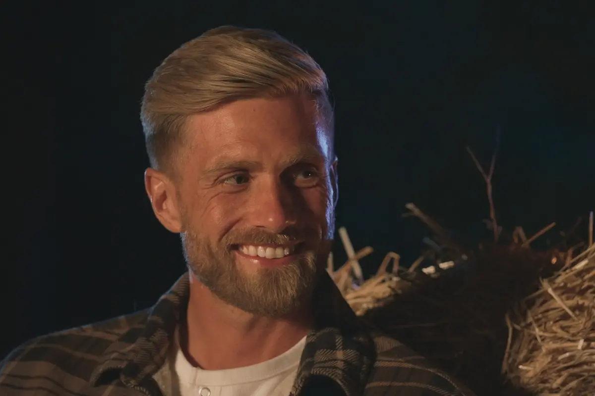 Sebastian lächelt glücklich beim Einzel-Date mit Nadja