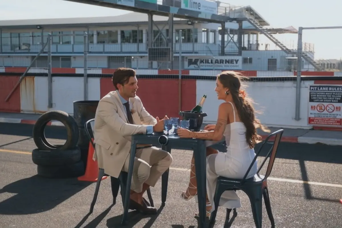 Sebastian und Miri beim Speed-Dating in der Boxengasse - Bachelor 18.6.2026 - Folge 4