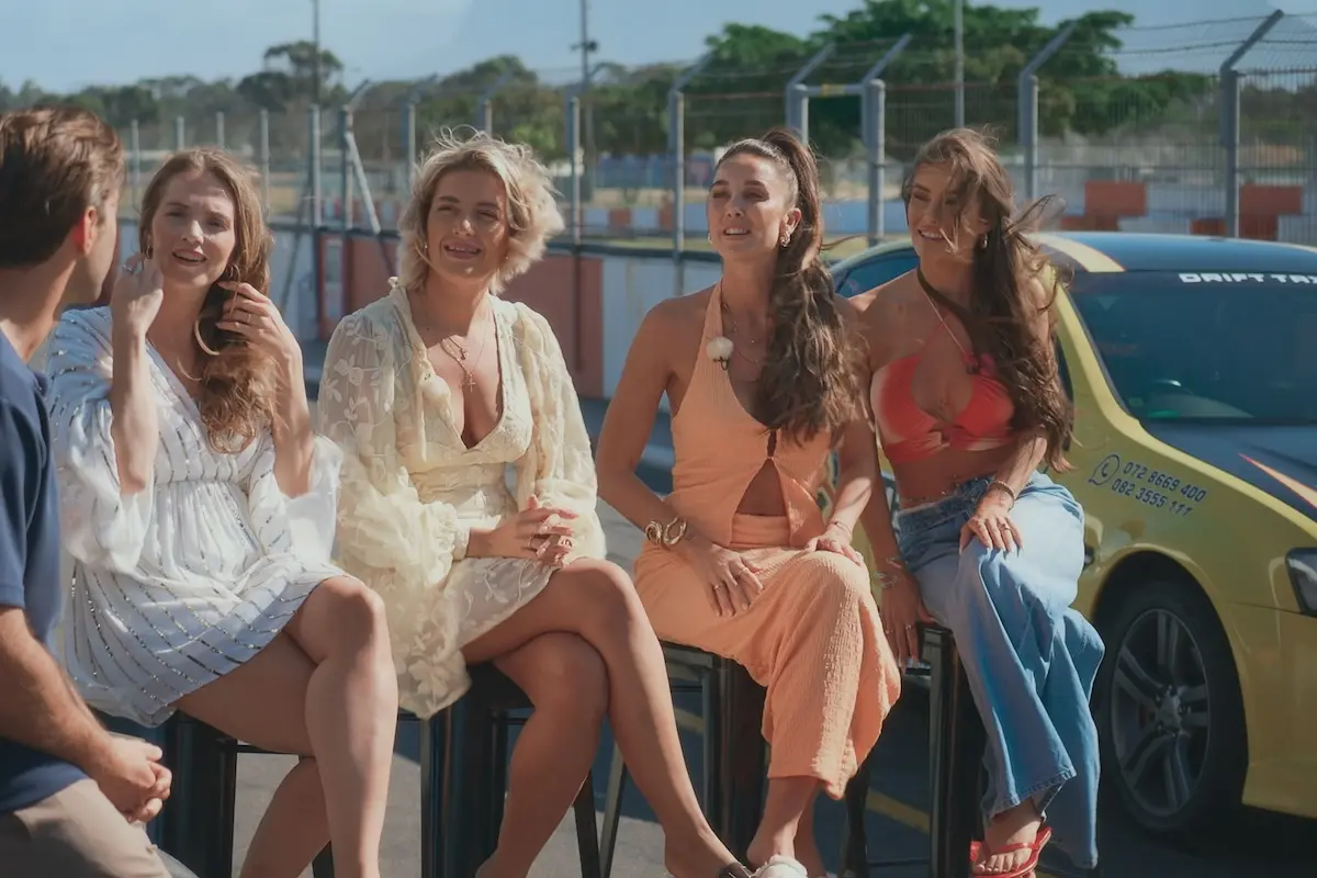 Speed-Dating der besonderen Art mit Tim - Folge 4 Bachelor am 18.6.2026 - hier im Bild Tim, Michelle, Natalie, Franzi (Franziska) und Miri (Miriam) gemeinsam in der Boxengasse