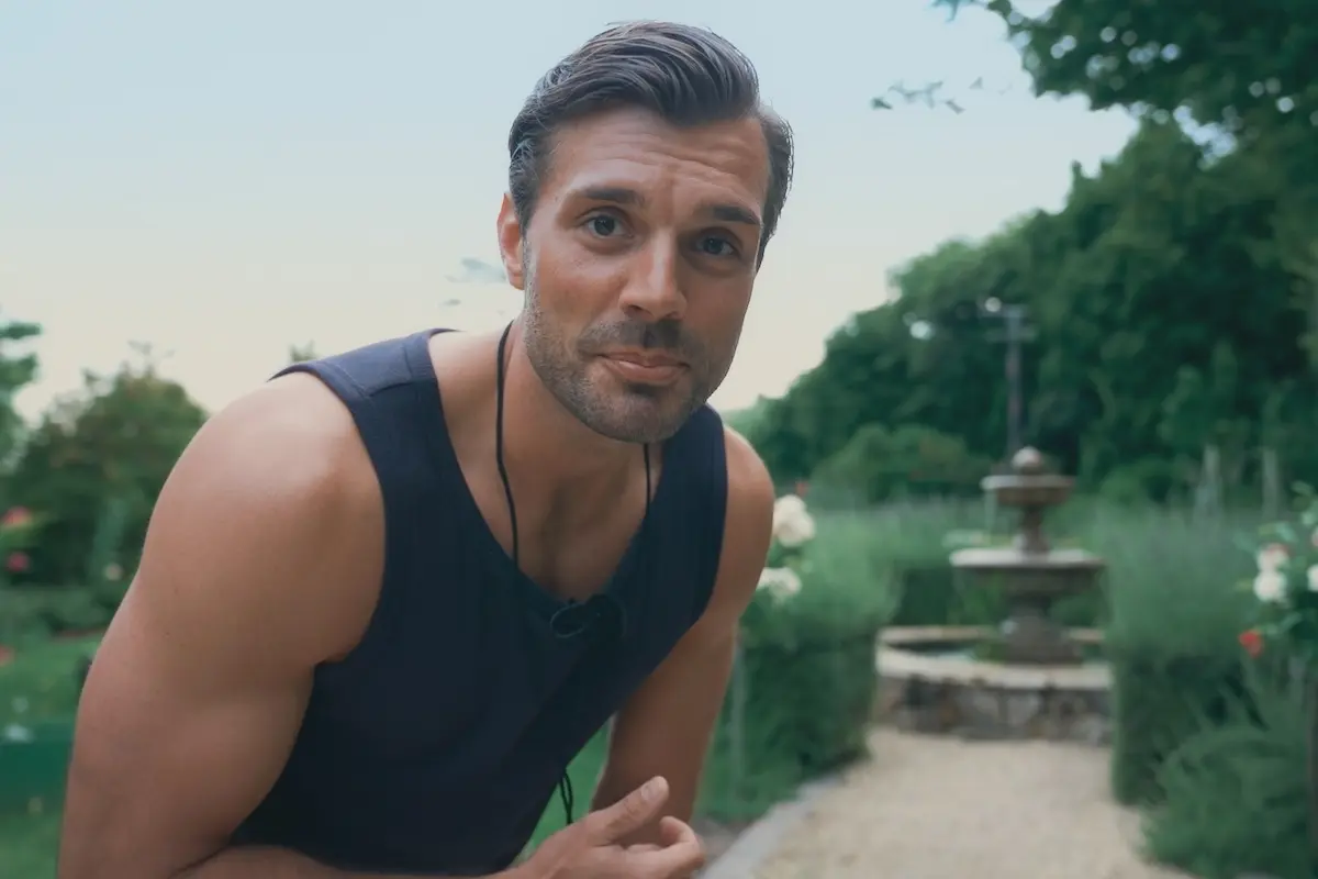 Tim beim Bachelor am 24.6.2026 auf dem Weg zum Frühsport in die Kandidatinnen-Villa