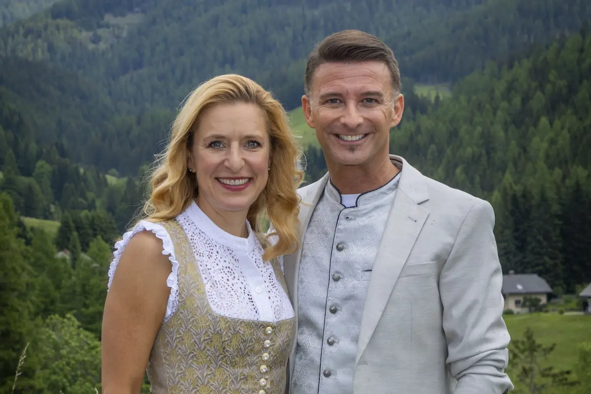 Wenn die Musik spielt 20.6.2026 Gäste Sommer-Open-Air (MDR, ORF) - hier im Bild die Moderatoren Stefanie Hertel und Marco Ventre vor der Show beim Foto-Termin