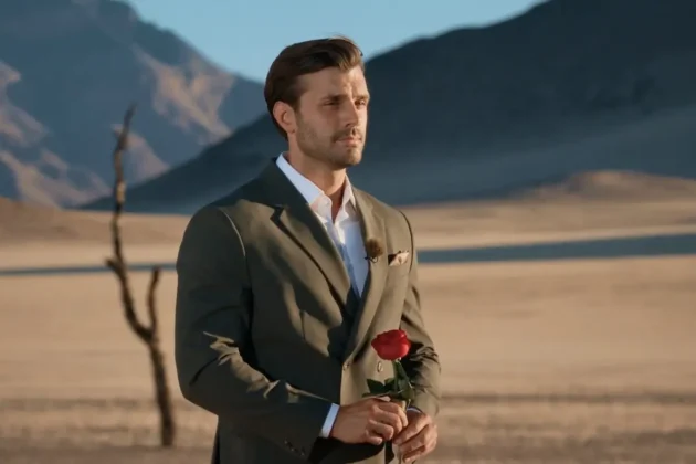 Bachelor 9.7.2026 Folge 10 Finale - Letzte Rose von Tim und Wiedersehen - hier im Bild Tim mit einer Rose