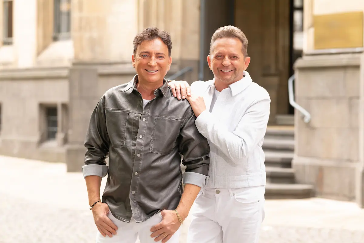 Fantasy-Konzerte 2027 - Tour zum Jubiläum 30 Jahre Fantasy - hier im Bild Fredi Malinowski und Martin Hein, die vor einem historischen Gebäude stehen und in die Kamera lächeln